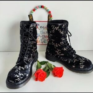 Dr. Martens Avery 10-Eye Boot DLS Floral in Black